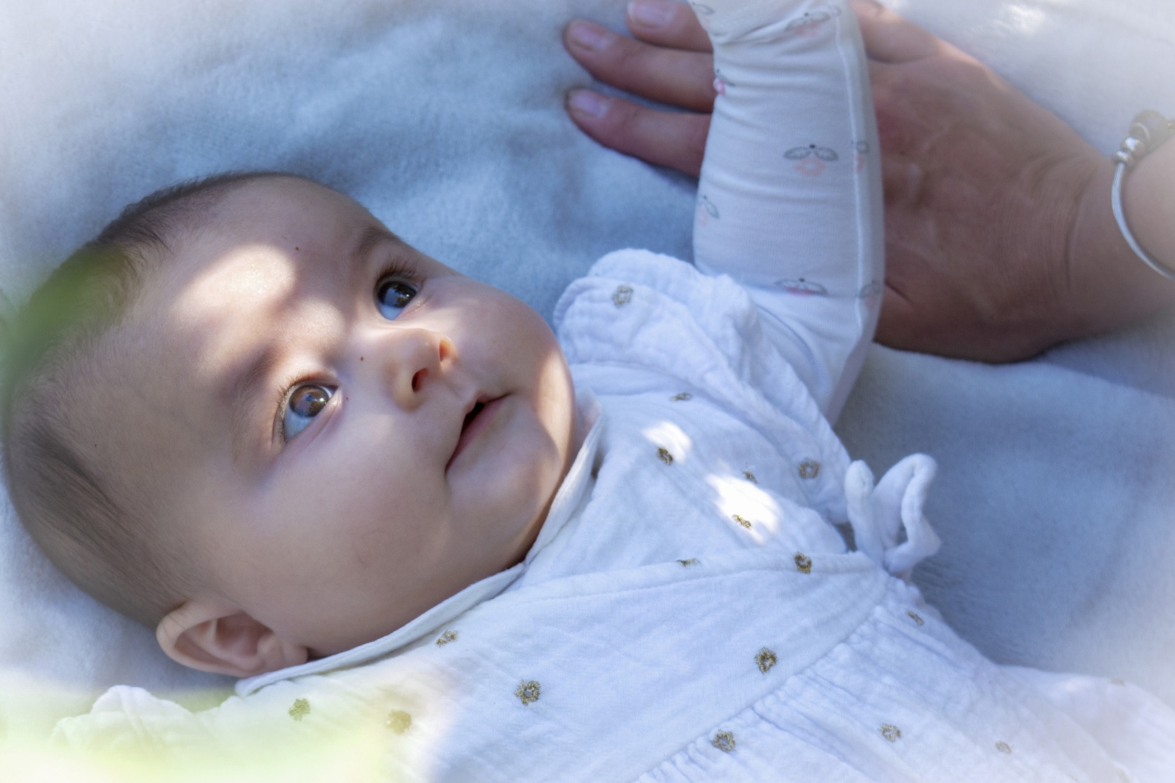 Portrait de bébé éveillé